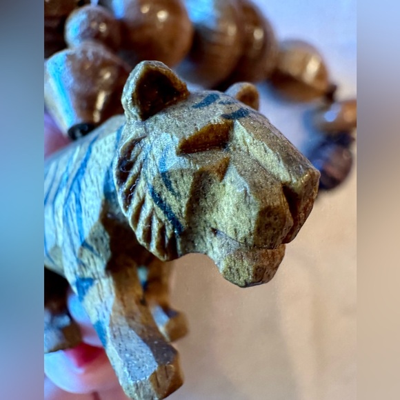Tiger Vintage Wooden Bead Necklace with screw clasp. Hand carved Tiger bead. EUC - Picture 16 of 16